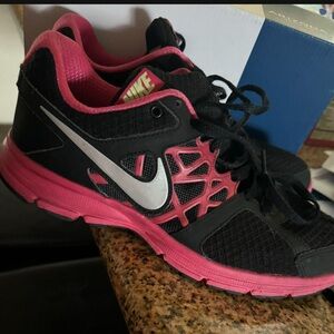 Nike Women's Black and Pink Athletic Shoes